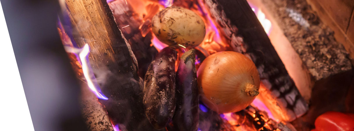 薪火で焼かれた色とりどりの野菜