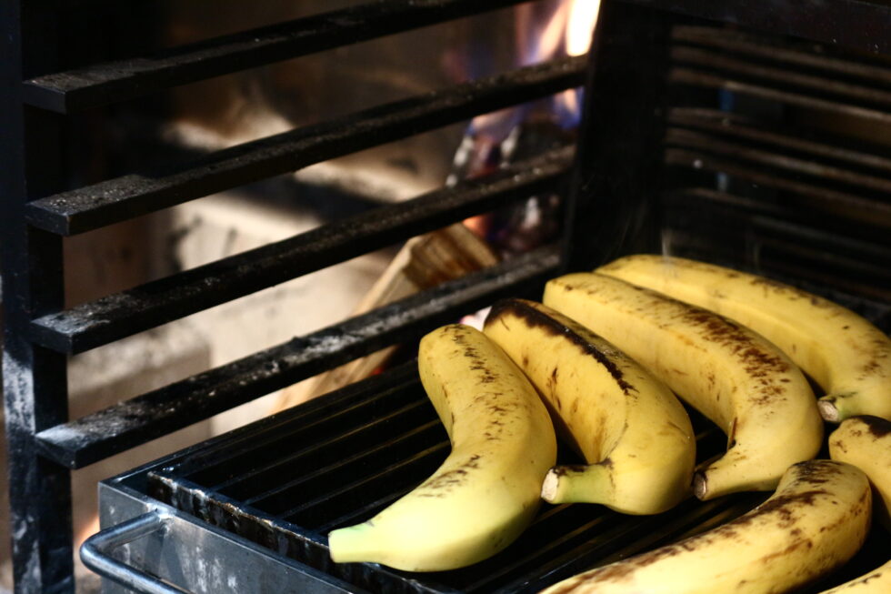 ロッジ朝食名物の薪火黒バナナ