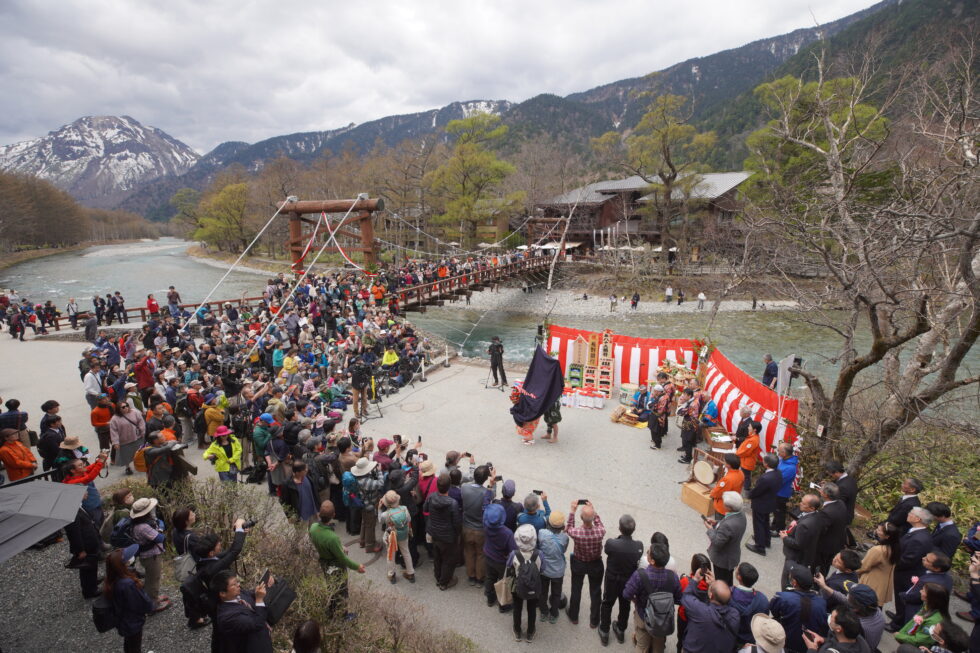 河童橋たもとで開催された上高地開山祭