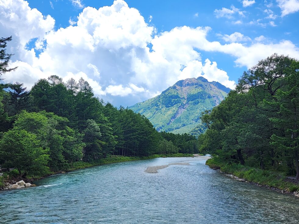 THE PARKLODGE上高地から徒歩1分で見られる焼岳と梓川