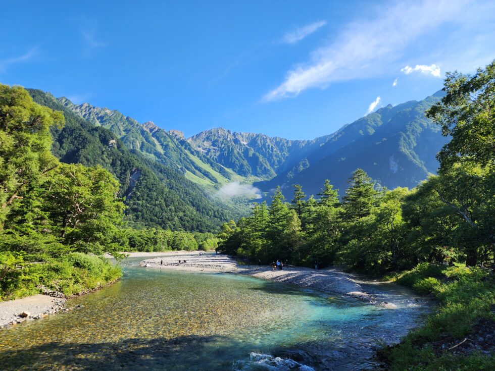 THE PARKLODGE上高地から歩いて1分で見られる穂高連峰と梓川