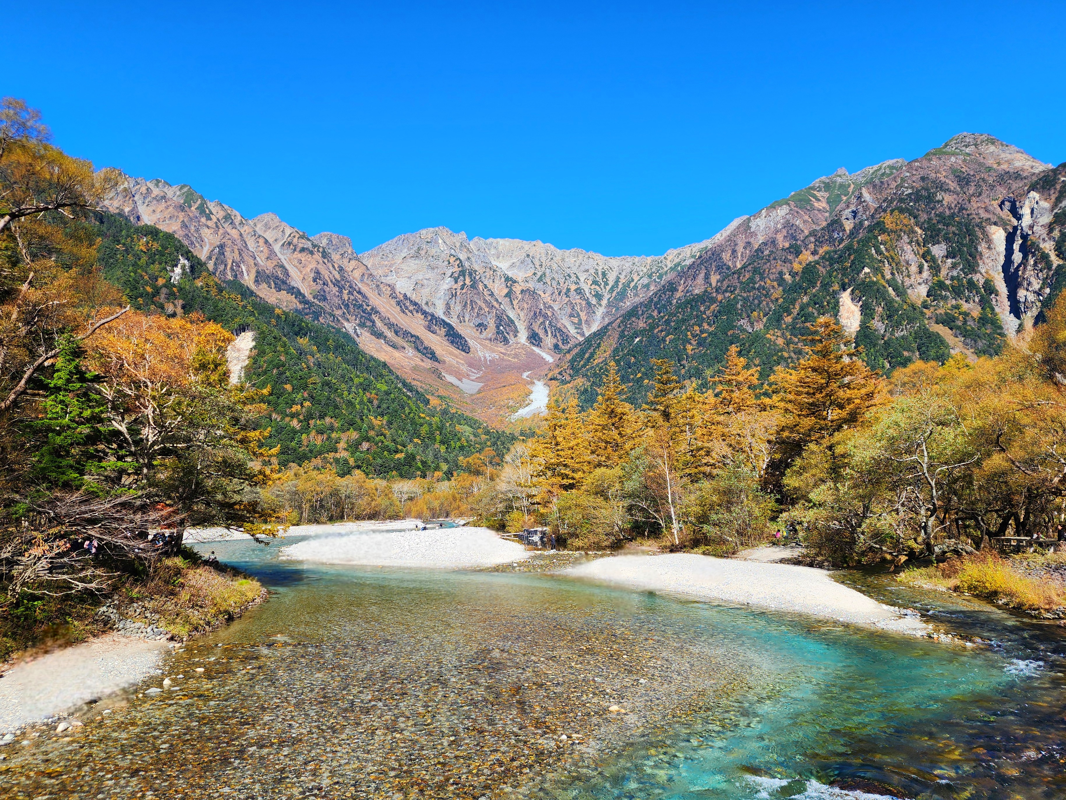 THE PARKLODGE上高地から徒歩1分で見れる秋の穂高連峰