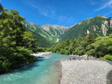 夏の河童橋から見た穂高連峰