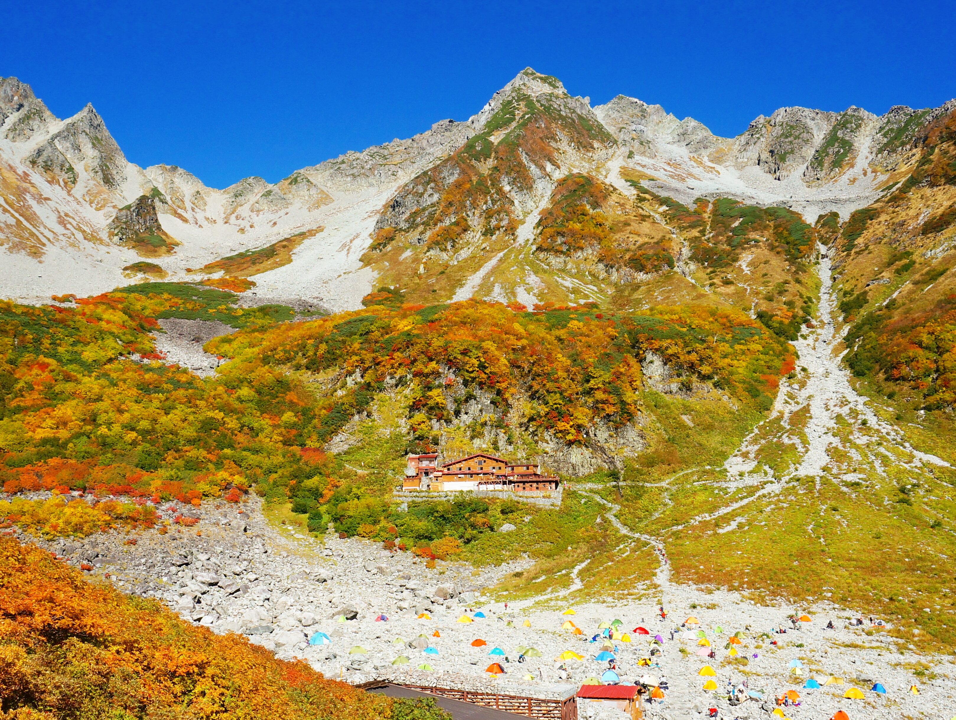 紅葉が見頃の涸沢