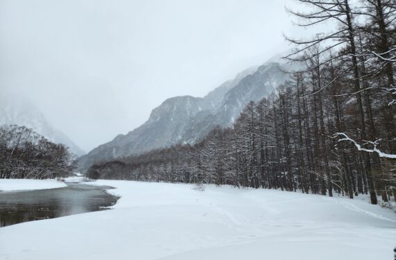 【2025年2月最新】神秘の冬景色！雪に覆われた上高地の魅力！