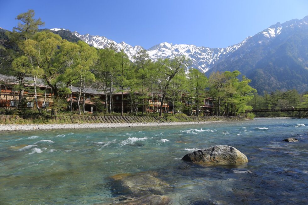 上高地の梓川対岸に見えるTHE PARKLODGE上高地と穂高連峰