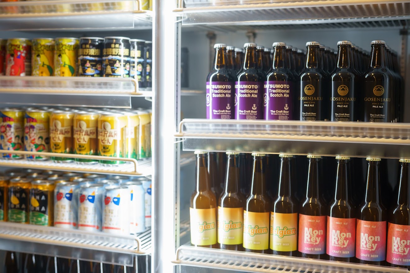 MAKIBIレストランでご自身で手にとって、クラフトビールをお選びいただけます。飲み放題もございます。