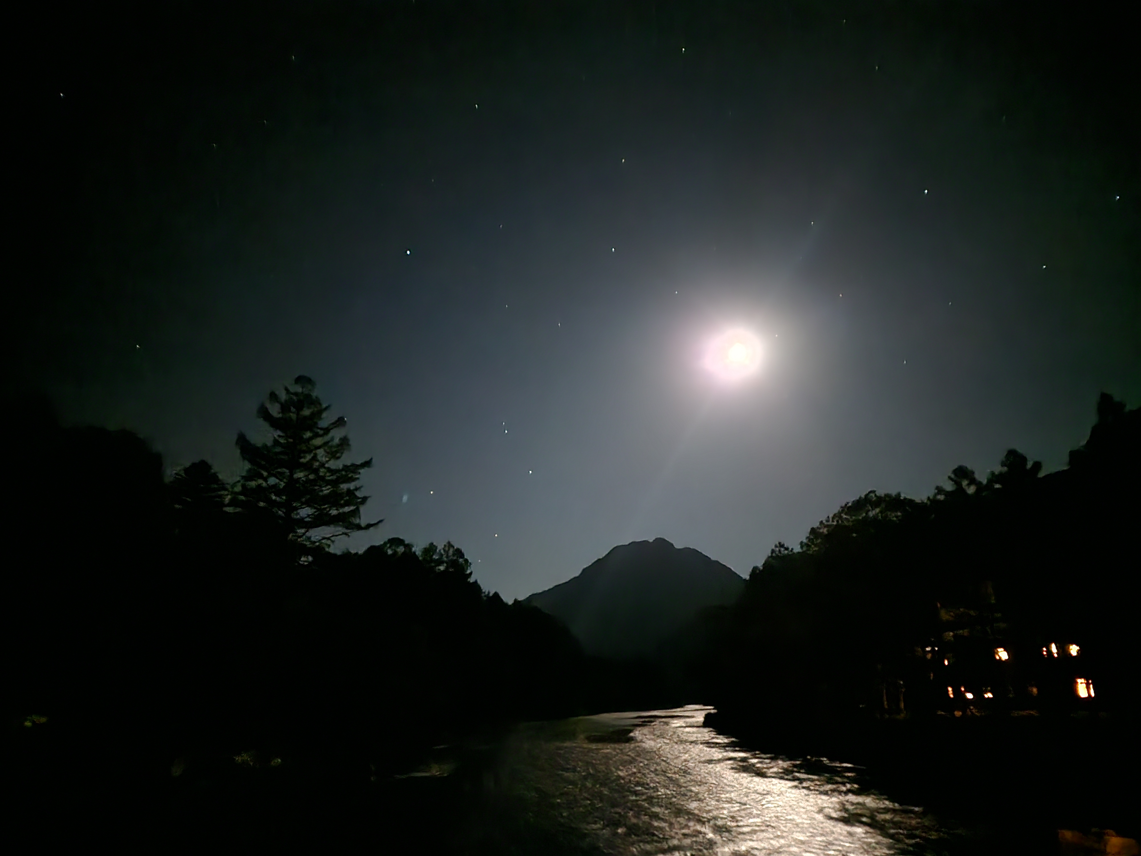上高地夜の焼岳と月