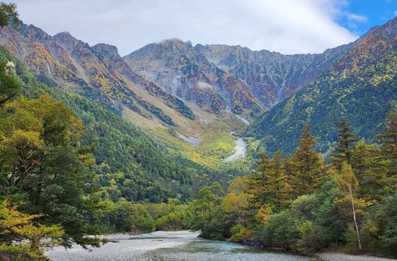 【2025年10月最新】上高地の紅葉速報＆中秋の名月観察スポットガイド