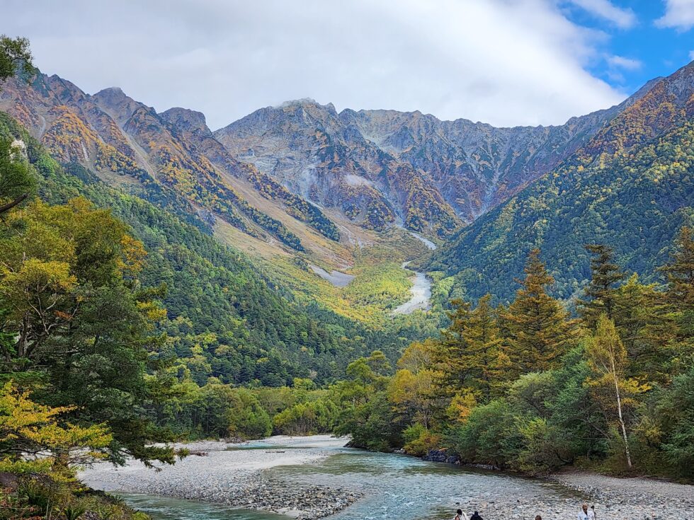 秋の紅葉する上高地