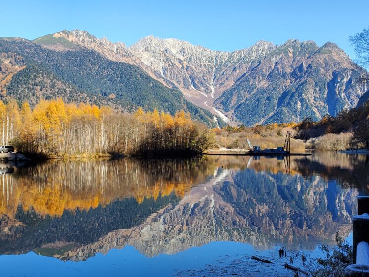 大正池に写る秋の穂高連峰