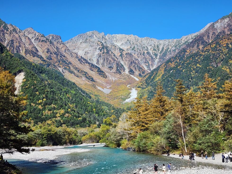 THE PARKLODGE上高地から徒歩1分で見られる秋の穂高連峰