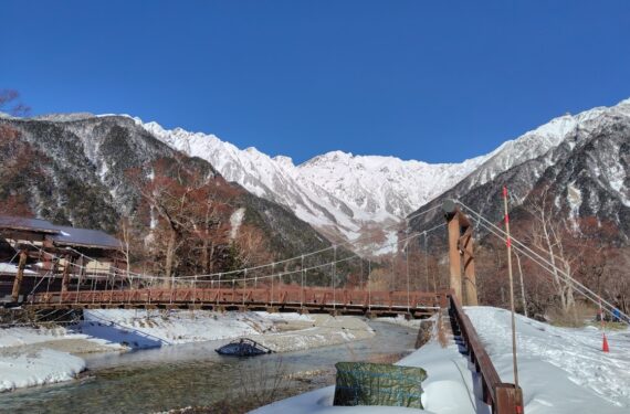 冬の上高地を散策｜河童橋・梓川・穂高連峰・焼岳の冬景色と見どころ